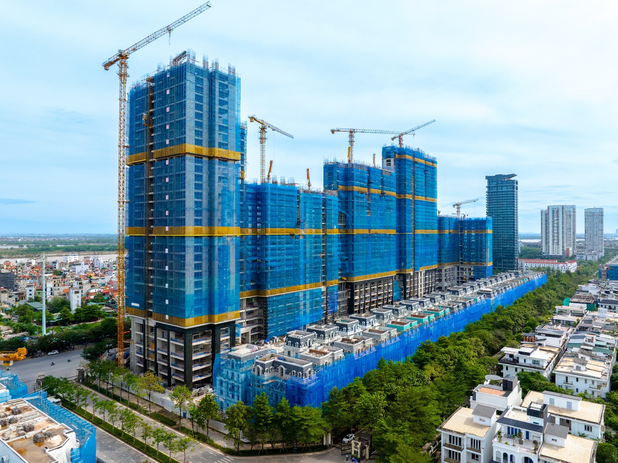 Soi tiến độ hai dự án hàng hiệu Noble Crystal của Sunshine Group tại Hà Nội