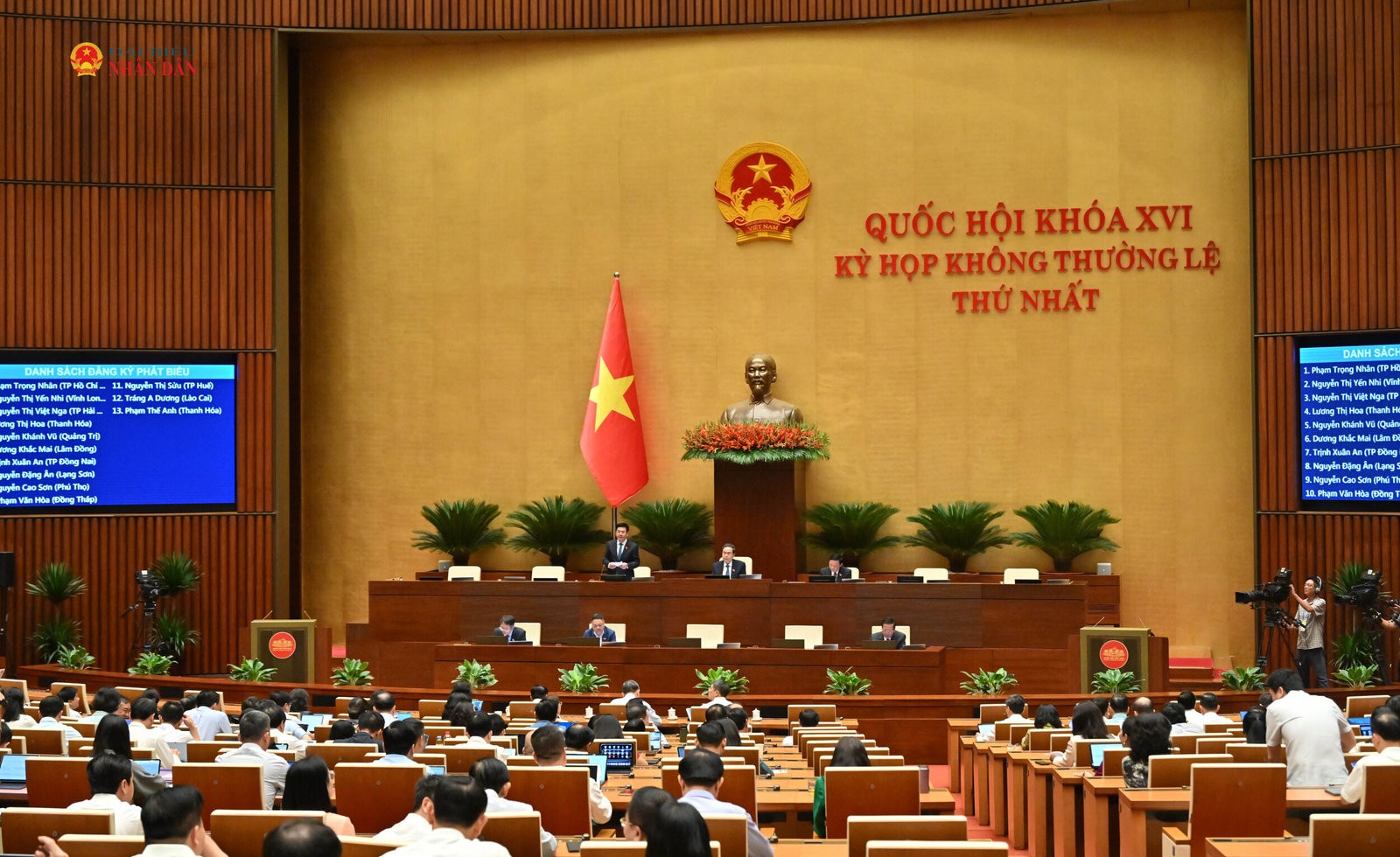 pho-chu-tich-quoc-hoi-nguyen-hong-dien-dieu-hanh-phien-hopvqk-3596-1787379978.jpg